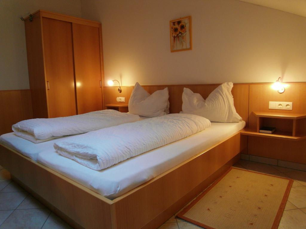 Weinhotel Kirchenwirt Gols Habitación foto